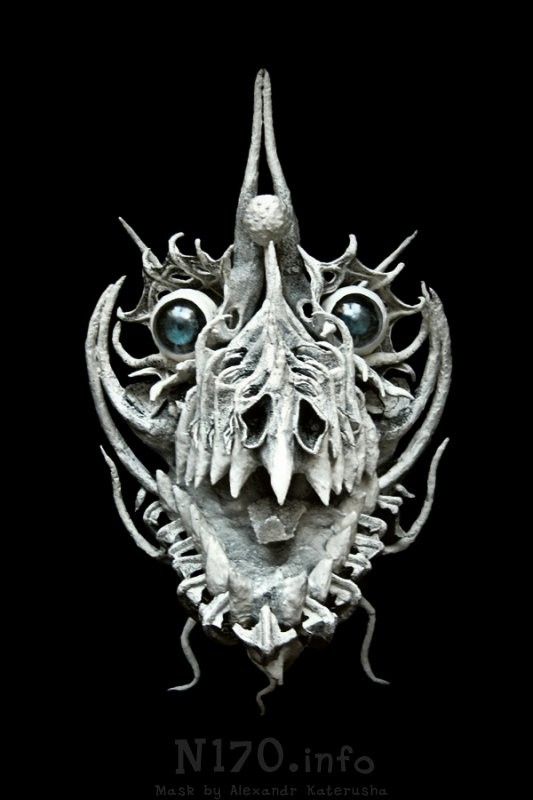 Улыбающийся дракон - маска Александра Катеруши (www.fisionomicus.com)