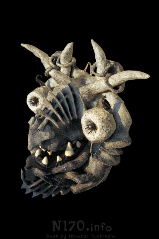 Дракон, вызывающий улыбку - маска Александра Катеруши (www.fisionomicus.com)