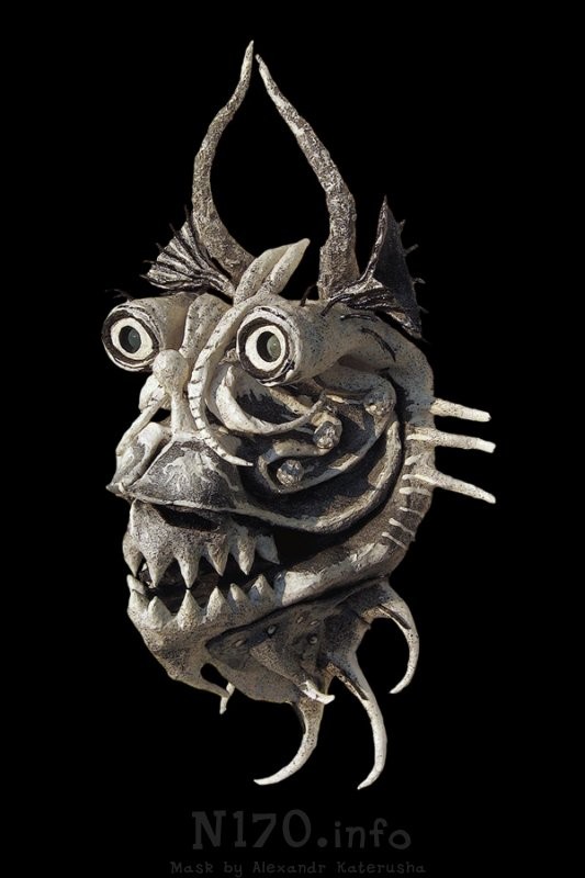 Дракон с вытянутой головой - маска Александра Катеруши (www.fisionomicus.com)